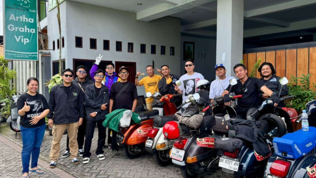 Peserta Banyuwangi Scooter Festival 2025 berpose di depan homestay.