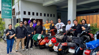 Peserta Banyuwangi Scooter Festival 2025 berpose di depan homestay.