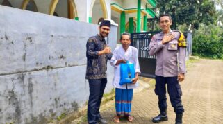 Polresta Banyuwangi Bagikan Paket Sembako dalam Program Banyuwangi Berbagi Pembagian paket sembako oleh Polresta Banyuwangi