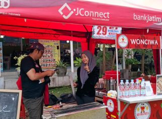 Pengunjung menikmati Banyuwangi Scooter Festival