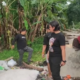 Petugas kepolisian mengamati TKP penemuan jenazah pria di lahan kosong Denpasar Barat.