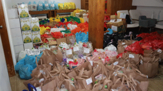 Ratusan paket sembako donasi warga Banyuwangi siap didistribusikan ke daerah miskin