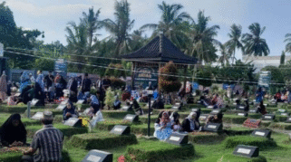 Ziarah Akbar TPU Taman Surga, Solidaritas Warga Sambut Ramadhan di Banyuwangi Warga melaksanakan ziarah akbar di TPU Taman Surga Banyuwangi