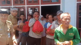 Banyuwangi Salurkan 2.657 Paket Sembako ke Korban Banjir, Ganti Karangan Bunga Bupati Petugas Dinsos Banyuwangi menyerahkan paket sembako ke warga terdampak banjir