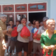 Petugas Dinsos Banyuwangi menyerahkan paket sembako ke warga terdampak banjir