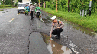 satlantas banyuwangi cek jalan raya yang rusak