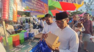 Festival Ngrandu Buko Banyuwangi: Kuliner Ramadan dan Kepedulian Lingkungan Pengunjung Festival Ngrandu Buko menikmati kuliner ramah lingkungan