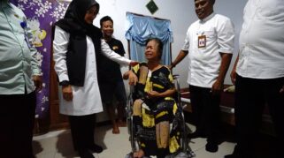 Bupati Ipuk Dekatkan Layanan Publik Melalui Program Laju Desa di Ujung Selatan Banyuwangi Bupati Ipuk Fiestiandani bersama pejabat melaksanakan program Laju Desa di Pesanggaran