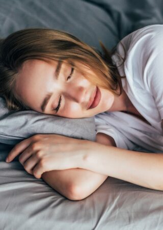 Ilustrasi seseorang sedang tidur, menggambarkan pentingnya tidur berkualitas