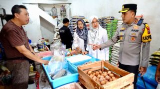 Bupati Ipuk Pantau Bahan Pokok, Pastikan Harga Terkendali Selama Ramadan 2025 Bupati Ipuk Fiestiandani memantau stok bahan pokok di Pasar Blambangan