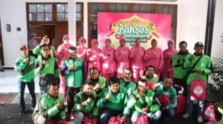 Warga mengantre di Bazar Ramadan Polresta Banyuwangi untuk membeli kebutuhan pokok dengan harga subsidi