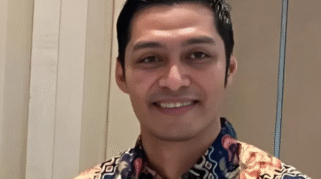 Iskandar Ismail, pendiri Indonesia Airlines, tersenyum dalam konferensi pers