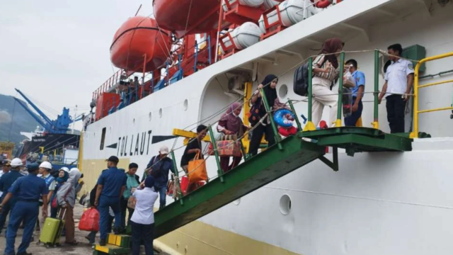 Para pemudik dari Sumenep naik kapal perintis di Pelabuhan Tanjungwangi.