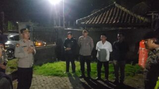 Petugas gabungan melakukan patroli di Desa Patoman, Banyuwangi