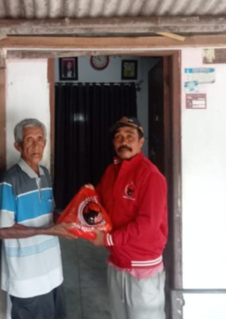 Kader PDI Perjuangan Banyuwangi menyerahkan paket sembako kepada warga kurang mampu