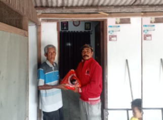 Kader PDI Perjuangan Banyuwangi menyerahkan paket sembako kepada warga kurang mampu