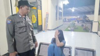 Polsek Banyuwangi Kota Amankan Wanita Berinisial LMA, Hasil Tes Urine Positif Narkoba Petugas kepolisian mengamankan wanita berinisial LMA di Banyuwangi