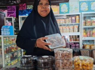 Pinisri dan karyawannya sedang membuat kue kering di dapur produksi.