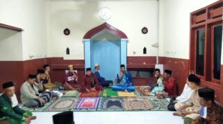 Warga Desa Tambong mengikuti kegiatan Safari Ramadan di Mushola Attaqwa