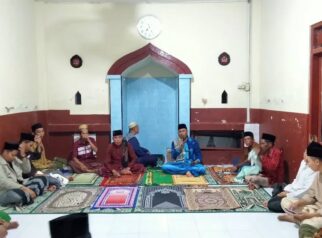 Warga Desa Tambong mengikuti kegiatan Safari Ramadan di Mushola Attaqwa