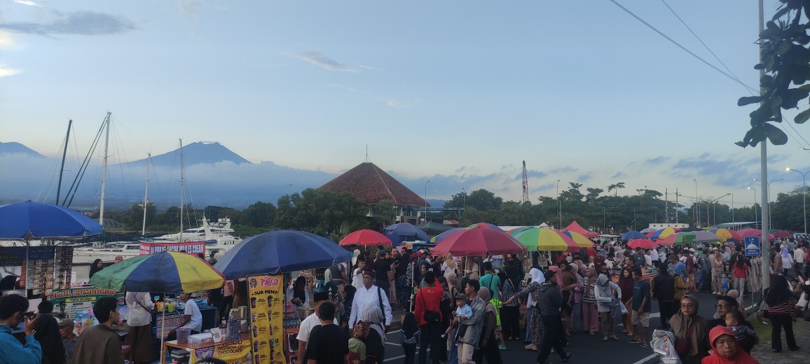 Pengunjung menikmati kuliner khas Ramadan di Festival Ngrandu Buko Banyuwangi