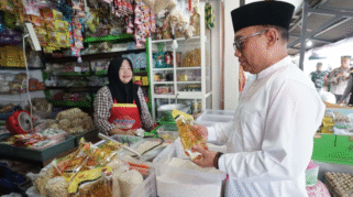 Wakil Bupati Banyuwangi meninjau harga dan ketersediaan bahan pokok di Pasar Rogojampi.