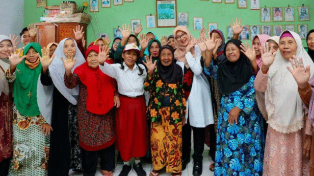 Bupati Banyuwangi Ipuk Fiestiandani bersama sejumlah warga lansia (foto: Pemkab Banyuwangi)
