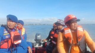 KM Sumberwangi Tenggelam di Perairan Sembulungan, Dua ABK Masih Hilang Tim SAR Banyuwangi Lanjutkan Pencarian Korban Tenggelamnya KM Sumberwangi