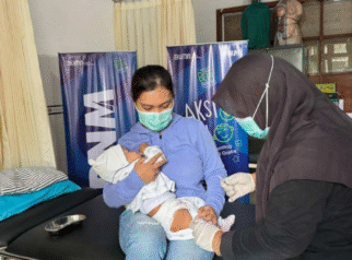Petugas kesehatan memberikan imunisasi gratis kepada balita dalam kegiatan sosial PNM Banyuwangi untuk cegah stunting.
