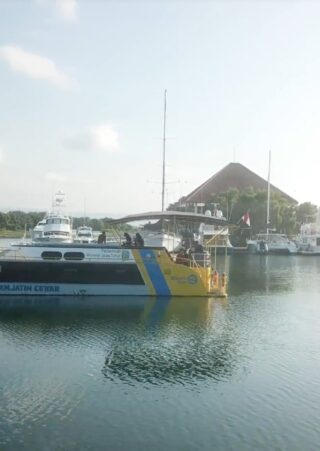 Kapal wisata beroperasi di kawasan Pantai Marina Boom Banyuwangi