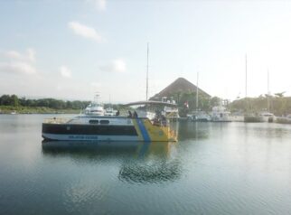 Kapal wisata beroperasi di kawasan Pantai Marina Boom Banyuwangi