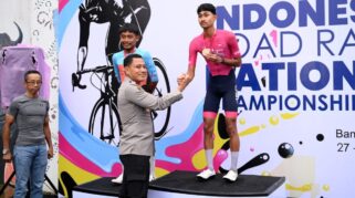 Kapolresta Banyuwagi serahkan Trophy juara pertama, Kejurnas Balap Sepeda di Banyuwangi