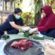 Pemkab Banyuwangi Bagikan Ribuan Paket Daging untuk Warga Miskin