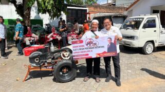 Anggota Komisi IV DPR RI dari Fraksi PDI Perjuangan, Sonny T. Danaparamita menyerahkan bantuan alat dan mesin pertanian (Alsintan)