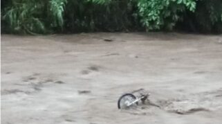 Remaja Terseret Arus Sungai Badeng Banyuwangi, Pencarian Masih Dilakukan motor korban hanyut saat banjir sungai Badeng songgon