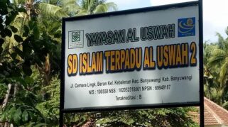 15 Murid SD IT Al Uswah Mengundurkan Diri, Diduga Karena Kenaikan Biaya Pendidikan Tanpa Koordinasi Foto papan nama sekolah SD Al Uswah 2 Banyuwangi