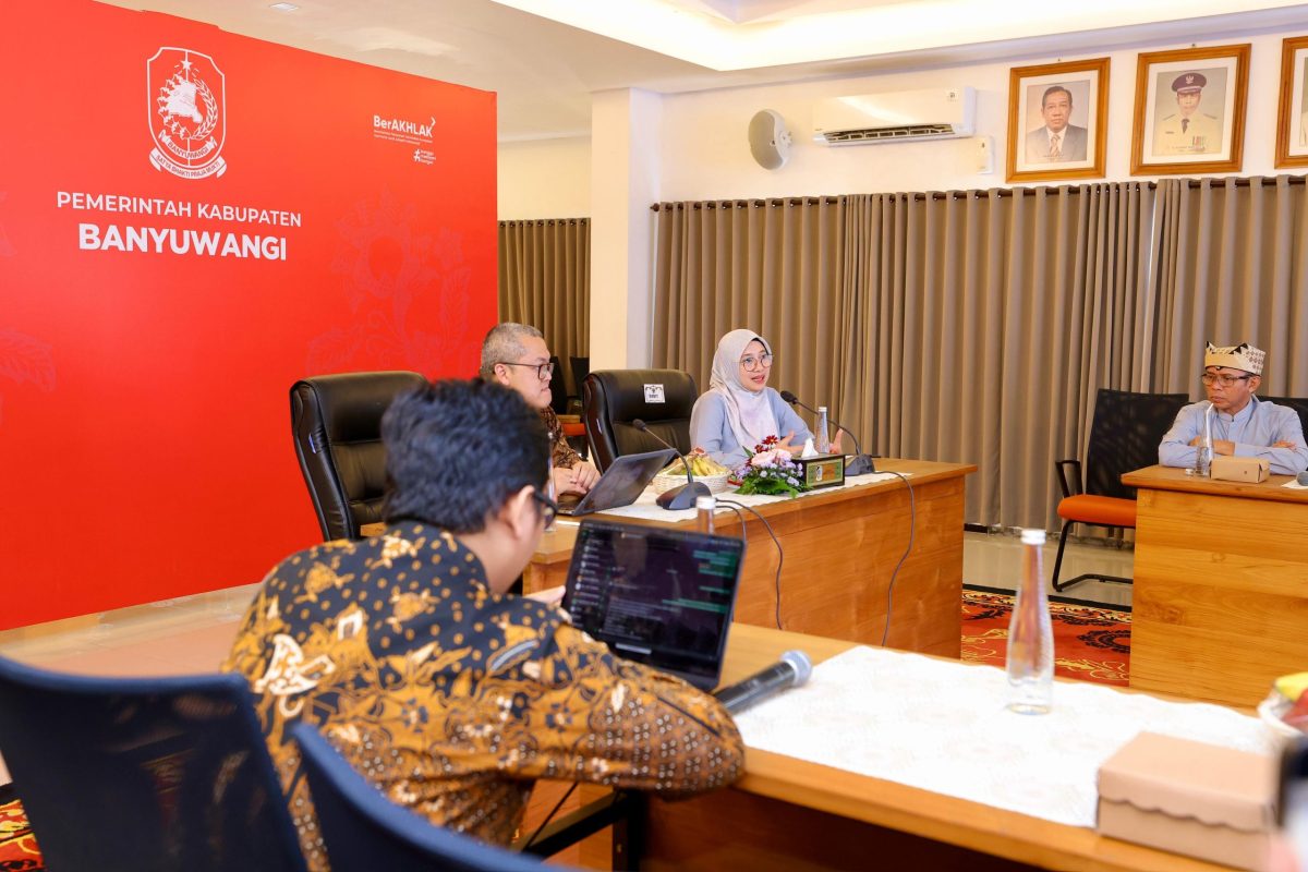 rapat terbatas antara Bupati Banyuwangi Ipuk Fiestiandani dengan Tim Digitalisasi Bansos.