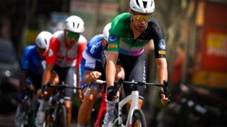 Menang Balapan dan Best Sprint, Jeroen Meijers Raih Dua Jersey di Etape Perdana TdBI 2025 Pembalap asal Belanda Jeroen Meijers tampil gemilang pada etape pertama Tour de Banyuwangi Ijen (TdBI) 2025