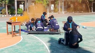 Simulasi Kebakaran PMR Jadi Daya Tarik MPLS SMPN 10 Jember