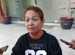 Elizabeth Wulandari Widiastuti (52), tak mampu menahan tangis ketika putrinya ditolak daftar ulang