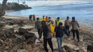 Jenazah Wanita Diduga Korban KMP Tunu Pratama Ditemukan di Pantai G-Land Banyuwangi Evakuasi Jenazah Wanita yang Ditemukan di Pantai G-Land Banyuwangi