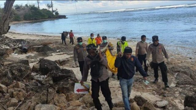 Evakuasi Jenazah Wanita yang Ditemukan di Pantai G-Land Banyuwangi