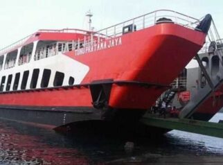 KMP Tunu Pratama Jaya saat berlabuh di dermaga