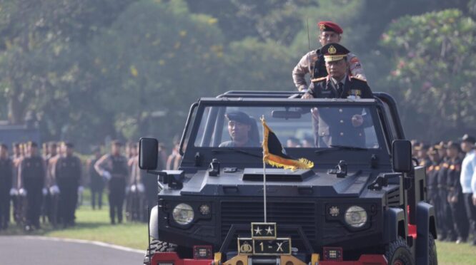 Polda Jatim Peringati Hari Bhayangkara ke-79, Polri untuk Masyarakat Kapolda Jatim Irjen Pol Drs. Nanang Avianto, M.Si., inspeksi pasukan saat HUT Bhayangkara ke 79
