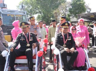Kapolresta Banyuwangi Kayuh Becak Antar Purnawirawan Bhayangkara