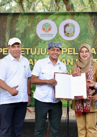 Penyerahan SK pelepasan kawasan hutan secara simbolis kepada Bupati Banyuwangi di Hutan Djawatan