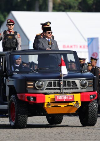 Presiden Prabowo inspeksi Pasukan saat Upacara Hari Bhayangkara ke 79 di Monas