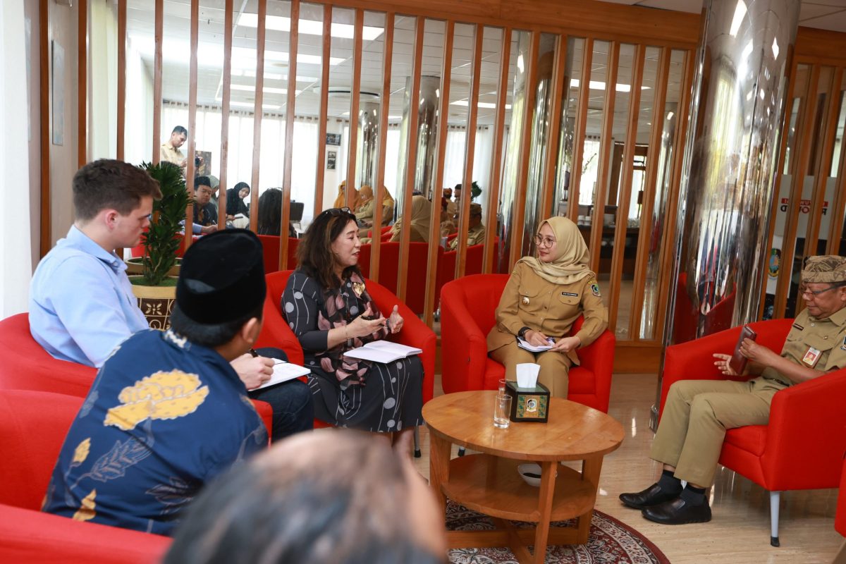 Minako, Deputy Head of School (Research) di School of Humanities and Social Sciences, UNSW, bertemu langsung dengan Bupati Banyuwangi Ipuk Fiestiandani