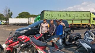 Kapolresta Banyuwangi Pimpin Langsung Penguraian Antrian Truk di Pelabuhan Ketapang Kapolresta Banyuwangi Turun ke Pelabuhan Ketapang Atasi Penumpukan Truk