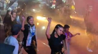 Mobil Inova Seruduk Peserta Karnaval di Seraten, Empat Orang Dilarikan ke Rumah Sakit Mobil Inova Seruduk Peserta Karnaval di Seraten